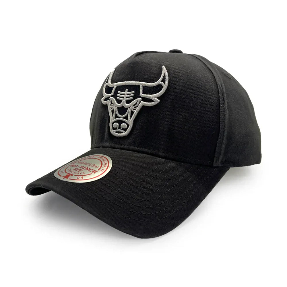 Mitchell & Ness Team Initial Pro Pinch Chicago Bulls Snapback - Washed Black